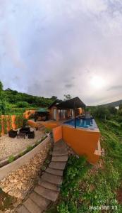 Bazén v ubytování Barney's Pointe Beach House, Batangas City nebo v jeho okolí