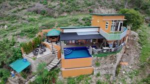 Bazén v ubytování Barney's Pointe Beach House, Batangas City nebo v jeho okolí