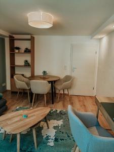 a living room with a table and chairs at AbindieFewo in Gundelsheim