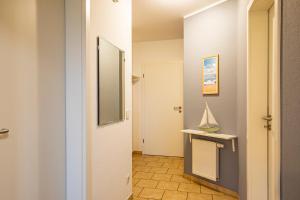 a hallway with a door leading into a room at Südblick 1Whg 4 in Werdum