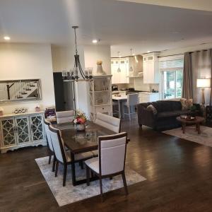 une cuisine et un salon avec une table et des chaises dans l'établissement Chicago NorthShore Luxury Private Vacation Rental, à Wilmette