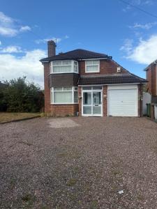 KingshurstにあるThe RS Inn Cozy Homestay Premium Private Rooms With Parking Near Birmingham Airport, Lake Park For Solo, Couples & Familyの砂利道のガレージ付きレンガ造りの家 +23枚の写真