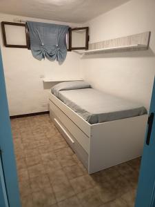 Un dormitorio pequeño con dos camas y una ventana. en I Fenicotteri Baia Caddinas, en Golfo Aranci