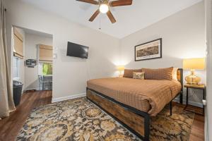 Postel nebo postele na pokoji v ubytování Mountain Bungalow-Walk to Downtown/Biker's Dream!