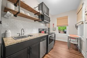 Kuchyň nebo kuchyňský kout v ubytování Mountain Bungalow-Walk to Downtown/Biker's Dream!