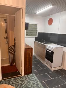 トロワ・リヴィエールにあるBungalow Bananierのコンロと電子レンジ付きのキッチン +4枚の写真