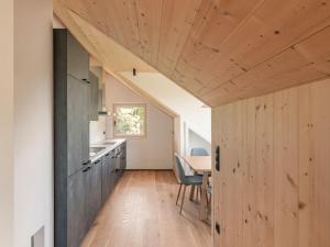 une cuisine et une salle à manger avec un plafond en bois dans l'établissement Haus Auer, à Appiano sulla Strada del Vino 9 autres photos