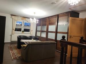 ein Wohnzimmer mit Tisch und Stühlen und einem Kronleuchter in der Unterkunft NEU! FeWo einfach Spreewald in Ruben