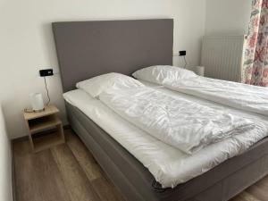 Katil atau katil-katil dalam bilik di Privatzimmer im Hotel am Pfahl