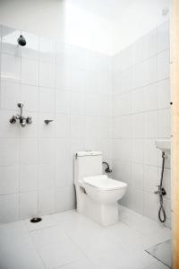 un baño con inodoro y lavabo en New Kashi darshan Family and group guest house, en Varanasi 35 fotos más