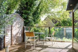 Un patio con sillas y una mesa en una terraza. en Spacious 4 Bedroom House by Oxford Train Station, en Oxford