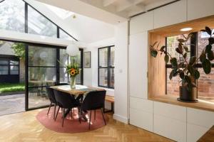 Un comedor con mesa y sillas en Spacious 4 Bedroom House by Oxford Train Station, en Oxford