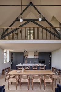 a large dining room with a table and chairs at Luxury Cotswolds Retreat nr Estelle Manor 