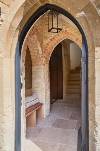 an archway with a bench in a building at Luxury Cotswolds Retreat nr Estelle Manor 