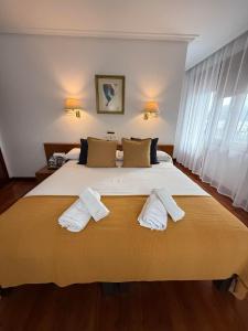 Katil atau katil-katil dalam bilik di Uxarte -Alojamiento, restaurante y piscinas