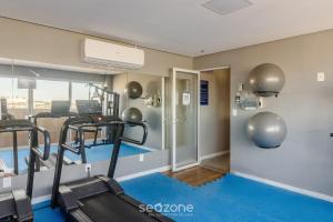 a fitness room with a gym with a treadmill at Estadia com piscina e sauna a poucos passos da praia em Cabo Frio - HSC in Škorak