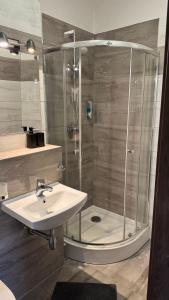 a bathroom with a shower and a sink at Hotelik - Modlin Airport in Nowy Dwór Mazowiecki +16 photos