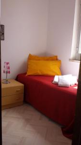 1 dormitorio con cama y almohada amarilla en Oasi Marina, en Alcamo Marina