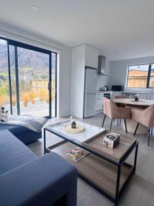 un soggiorno con un divano e un tavolo di Stunning Remarkable View Unit a Queenstown Airport