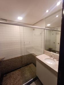 ブラジリアにあるApartamento Lake Sideの洗面台と鏡のあるバスルーム