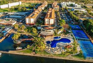 ブラジリアにあるApartamento Lake Sideのマリーナ付きのリゾートの空中ビュー