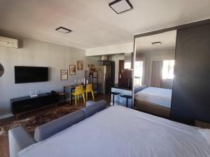 ブラジリアにあるApartamento Lake Sideのベッドとリビングルームのある寝室 +7枚の写真