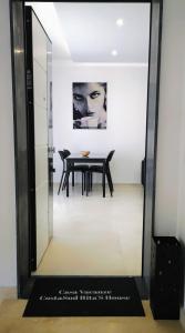 Un comedor con una mesa y un espejo. en CostaSud Rita's House, en Bari 46 fotos más