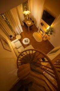 an aerial view of a living room with a couch at Bayerischer Wald Hideaway, nähe Passau, Garten, Kamin, Galerie, in Waldkirchen