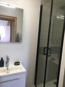 Gallery image of T4 neuf, 3 chbres et canapé-lit, pied des pistes in Val Louron