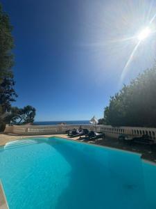 Bazén v ubytování studio sea view piscine Roquebrune cap martin nebo v jeho okolí