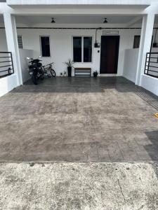 un garage con moto parcheggiato all'interno di un edificio di Homestay Sepang - Semarak Kasih Homestay a Sepang