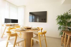 TV a/nebo společenská místnost v ubytování One Residences - 2 bedroom penthouse with jacuzzi and panoramic view