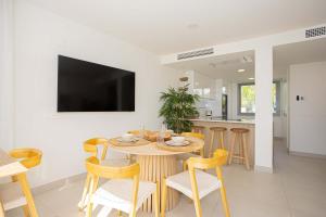 TV a/nebo společenská místnost v ubytování One Residences - 2 bedroom penthouse with jacuzzi and panoramic view