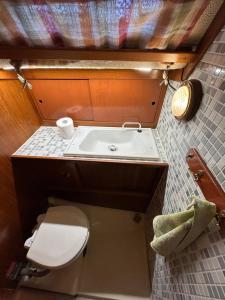 Un baño pequeño con inodoro y lavabo. en Nocleg na jachcie Ada2 w Świnoujsciu, en Świnoujście