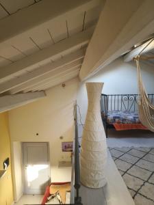 a room with a hammock and a bedroom at Sotto Le Stelle Home - una Baita in città in Viterbo