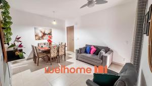 un salon avec un canapé et une table à manger dans l'établissement Apartamento em São Lourenço bem localizado, à São Lourenço