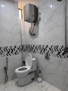 Koupelna v ubytování Stylish 2 BD Apartment in Bahria Enclave With Billiard Room