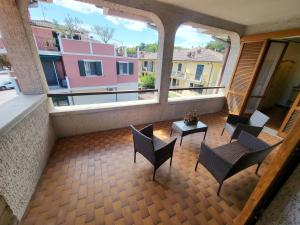 an aerial view of a balcony with chairs and a table at Villa Sophia in Calcinelli