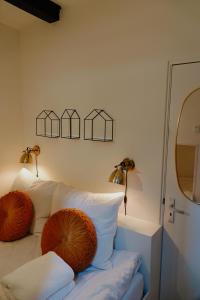 un sofá blanco con 2 almohadas en una habitación en City center Amstel river Houseboat Kom en Zie, en Ámsterdam