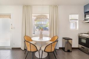 Η κουζίνα ή μικρή κουζίνα στο Stylish Coastal Studio Walk to Beach, Pool & Eats