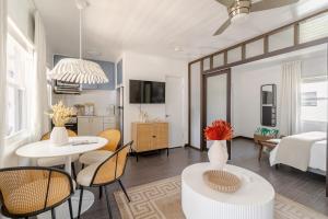 Μια τηλεόραση ή/και κέντρο ψυχαγωγίας στο Stylish Coastal Studio Walk to Beach, Pool & Eats