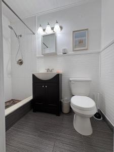 Ένα μπάνιο στο Stylish Coastal Studio Walk to Beach, Pool & Eats
