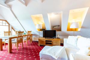un soggiorno con un tavolo e una TV di Strandhaus Claassen 08 a Ahrenshoop