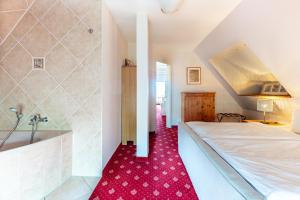 una camera da letto con un letto e un bagno con un lavandino di Strandhaus Claassen 08 a Ahrenshoop