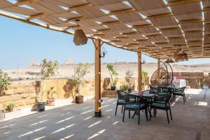 Balkón nebo terasa v ubytování Pyramidia Serene with Rooftop, Pool & pyramids view