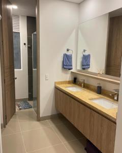 a bathroom with two sinks and a mirror at Apartamento Santa Marta Reserva del Mar 530 in Gaira