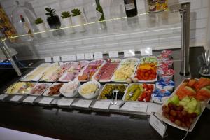a display case filled with lots of different types of food at Hotel Bitzer Backnang Zentrum 24h Check In Frühstück zubuchbar gratis Parkplätze in Backnang