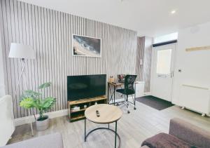 TV a/nebo společenská místnost v ubytování Stylish 1 bed - Free parking - central location