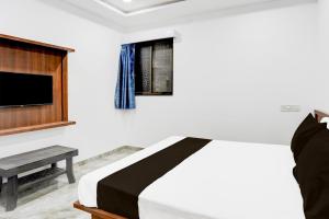 Μια τηλεόραση ή/και κέντρο ψυχαγωγίας στο Super Hotel O Varad 7/12 Beer Bar & Lodging room