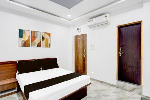 Ένα ή περισσότερα κρεβάτια σε δωμάτιο στο Super Hotel O Varad 7/12 Beer Bar & Lodging room